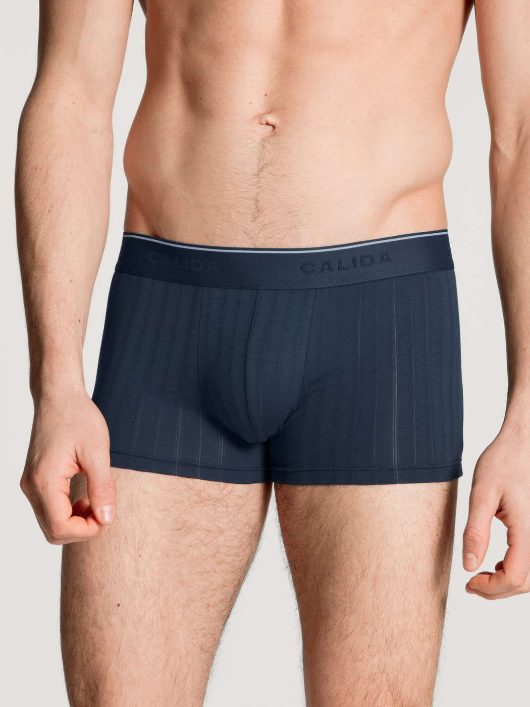 La modella / Il modello Uomo indossa Boxer brief, girovita elastico in Cotone di colore Blu, Motivo, della serie Pure & Style di CALIDA, Vista frontale