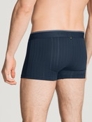 La modella / Il modello Uomo indossa Boxer brief, girovita elastico in Cotone di colore Blu, Motivo, della serie Pure & Style di CALIDA, Vista posteriore