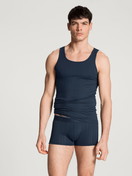 La modella / Il modello Uomo indossa Boxer brief, girovita elastico in Cotone di colore Blu, Motivo, della serie Pure & Style di CALIDA, Abbigliamento, Vista frontale