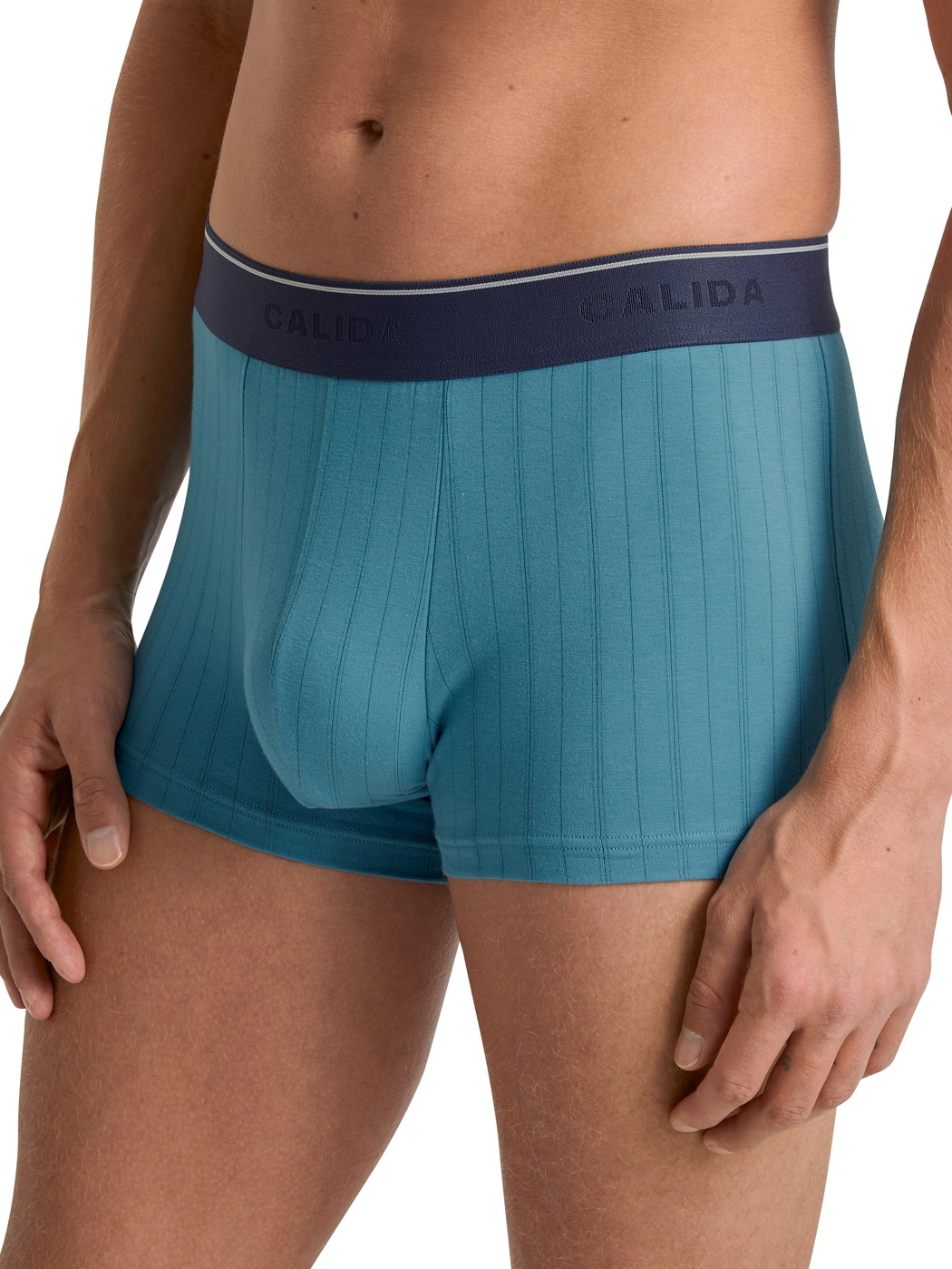 Herren-Model trägt Boxer Brief mit Elastikbund aus Baumwolle in Türkis, Einfarbig aus Serie Pure & Style von CALIDA, Vorderansicht