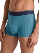 Herren-Model trägt Boxer Brief mit Elastikbund aus Baumwolle in Türkis, Einfarbig aus Serie Pure & Style von CALIDA, Vorderansicht