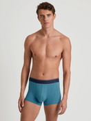Herren-Model trägt Boxer Brief mit Elastikbund aus Baumwolle in Türkis, Einfarbig aus Serie Pure & Style von CALIDA, Outfit