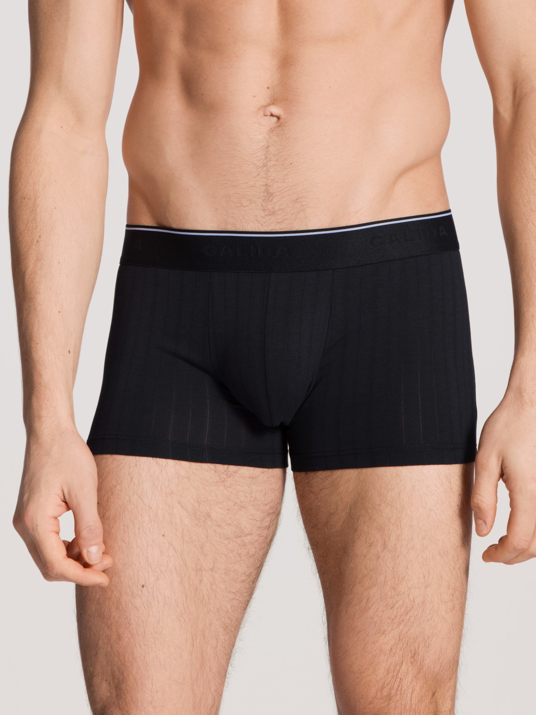 Herren-Model trägt Boxer Brief mit Elastikbund aus Baumwolle in Schwarz, Motiv aus Serie Pure & Style von CALIDA, Vorderansicht