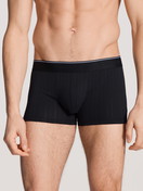 Herren-Model trägt Boxer Brief mit Elastikbund aus Baumwolle in Schwarz, Motiv aus Serie Pure & Style von CALIDA, Vorderansicht