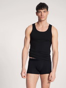 Herren-Model trägt Boxer Brief mit Elastikbund aus Baumwolle in Schwarz, Motiv aus Serie Pure & Style von CALIDA, Outfit, Vorderansicht