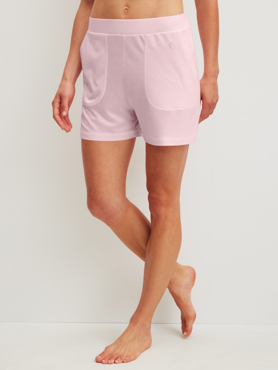 La modella / Il modello Donna indossa Pantaloni corti del pigiama in Lyocell di colore Rosa, Tinta unita, della serie DSW Cooling di CALIDA, Vista frontale