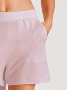 La modella / Il modello Donna indossa Pantaloni corti del pigiama in Lyocell di colore Rosa, Tinta unita, della serie DSW Cooling di CALIDA, Dettaglio