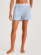 La modella / Il modello Donna indossa Pantaloni corti del pigiama in Lyocell di colore Blu, Tinta unita, della serie DSW Cooling di CALIDA, Vista frontale