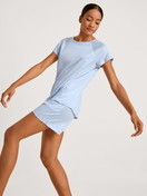 La modella / Il modello Donna indossa Pantaloni corti del pigiama in Lyocell di colore Blu, Tinta unita, della serie DSW Cooling di CALIDA, Vista frontale, Abbigliamento