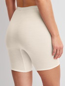 Damen-Model trägt Radlerhose aus Wolle-Seide aus Wolle in Beige, Einfarbig aus Serie True Confidence von CALIDA, Rückansicht