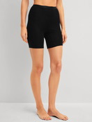 Damen-Model trägt Radlerhose aus Wolle-Seide aus Wolle in Schwarz, Einfarbig aus Serie True Confidence von CALIDA, Vorderansicht