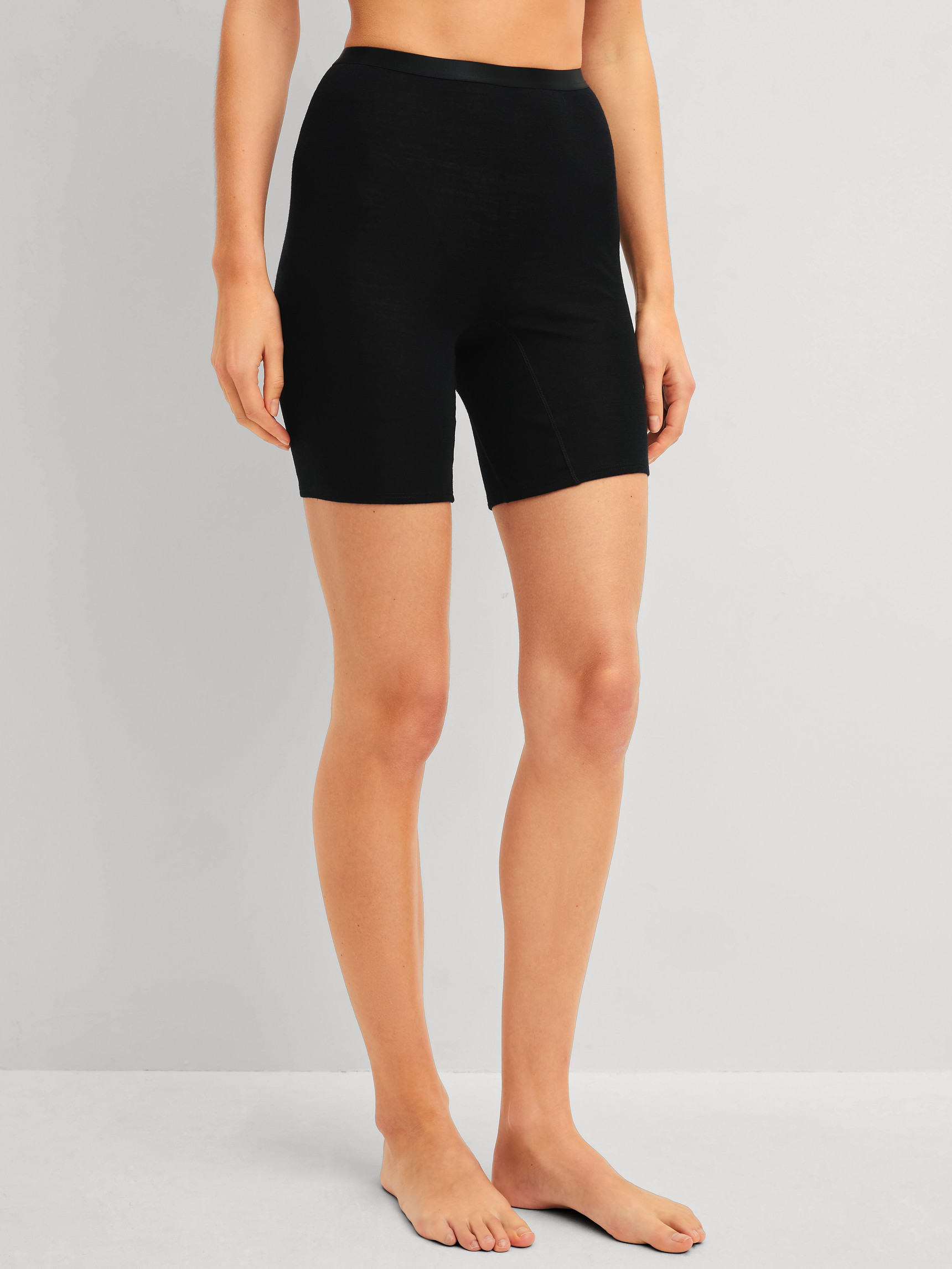 Damen-Model trägt Radlerhose aus Wolle-Seide aus Wolle in Schwarz, Einfarbig aus Serie True Confidence von CALIDA, Vorderansicht