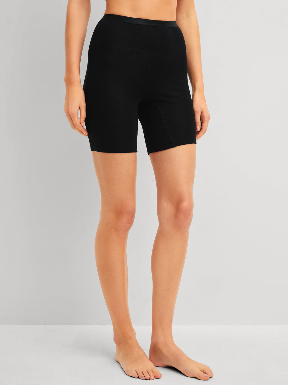 Damen-Model trägt Radlerhose aus Wolle-Seide aus Wolle in Schwarz, Einfarbig aus Serie True Confidence von CALIDA, Vorderansicht
