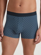 La modella / Il modello Uomo indossa Boxer brief in Cotone di colore Blu, Motivo, della serie Grafic Cotton di CALIDA, Vista frontale