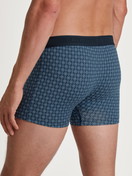 La modella / Il modello Uomo indossa Boxer brief in Cotone di colore Blu, Motivo, della serie Grafic Cotton di CALIDA, Vista posteriore
