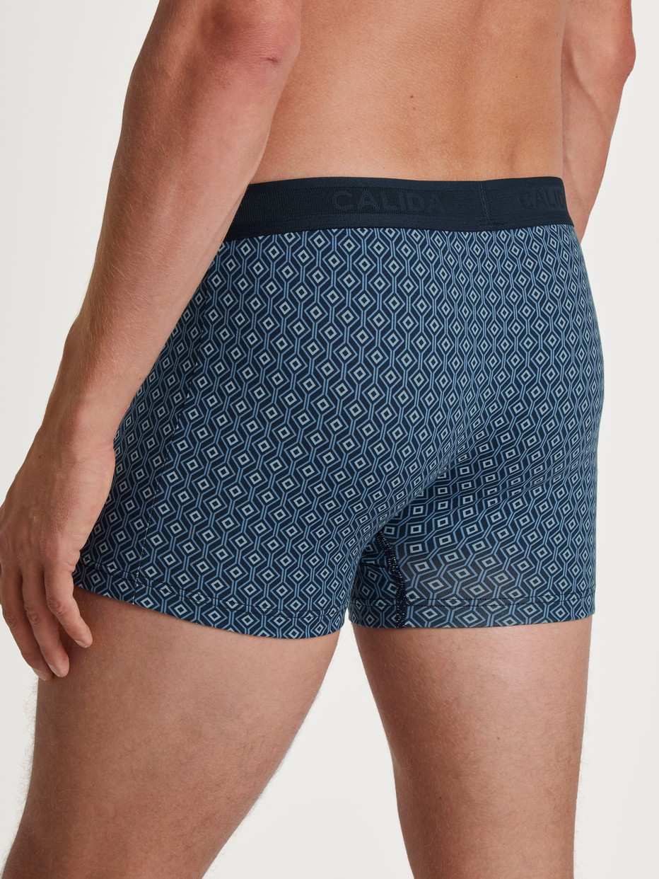 Herren-Model trägt Boxer Brief mit Softgummibund aus Baumwolle in Blau, Motiv aus Serie Grafic Cotton von CALIDA, Rückansicht
