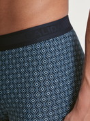 La modella / Il modello Uomo indossa Boxer brief in Cotone di colore Blu, Motivo, della serie Grafic Cotton di CALIDA, Dettaglio