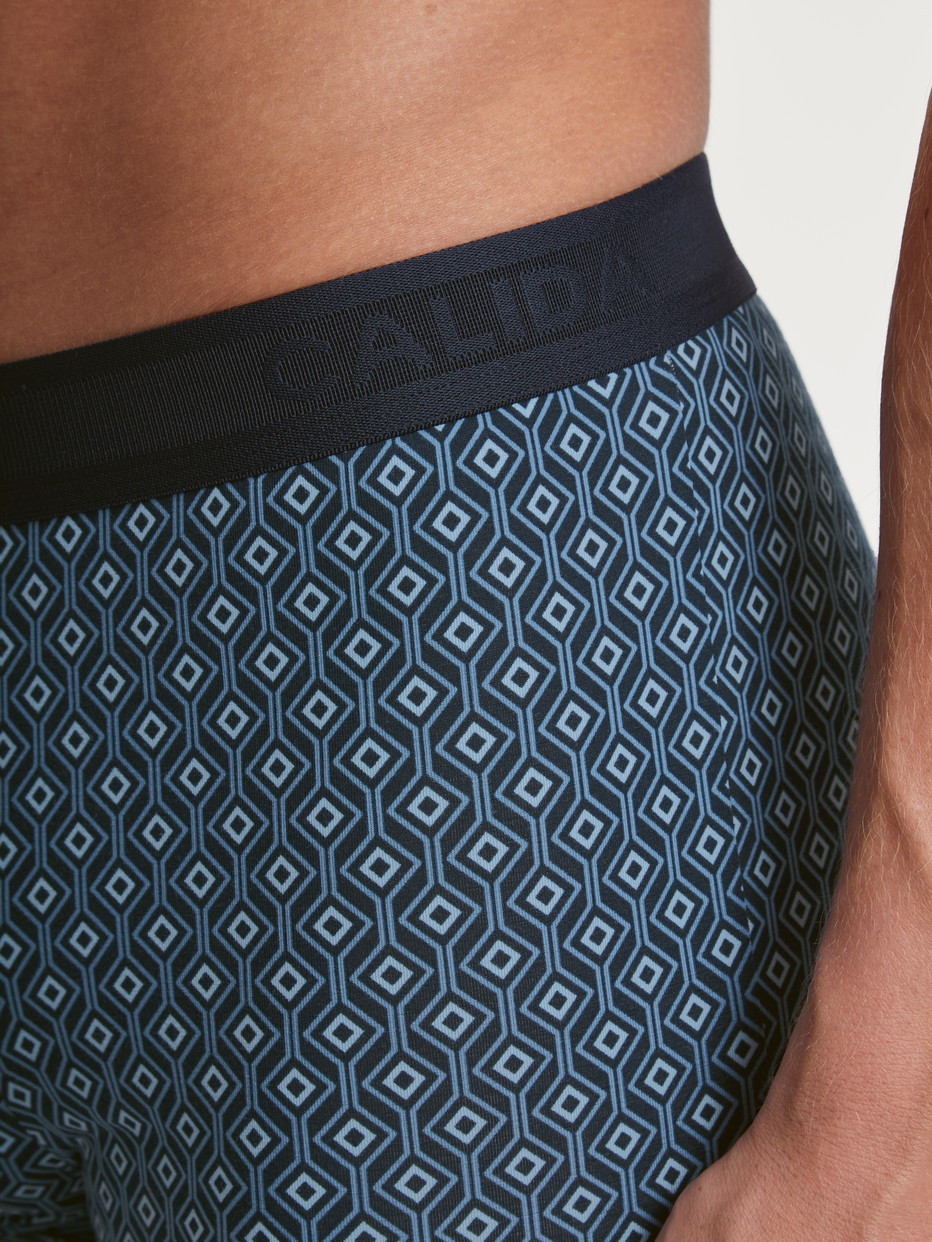 Herren-Model trägt Boxer Brief mit Softgummibund aus Baumwolle in Blau, Motiv aus Serie Grafic Cotton von CALIDA, Detail