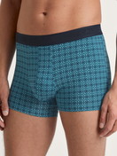 La modella / Il modello Uomo indossa Boxer brief in Cotone di colore Turchese, Motivo, della serie Grafic Cotton di CALIDA, Vista frontale
