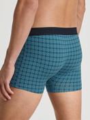 La modella / Il modello Uomo indossa Boxer brief in Cotone di colore Turchese, Motivo, della serie Grafic Cotton di CALIDA, Vista posteriore