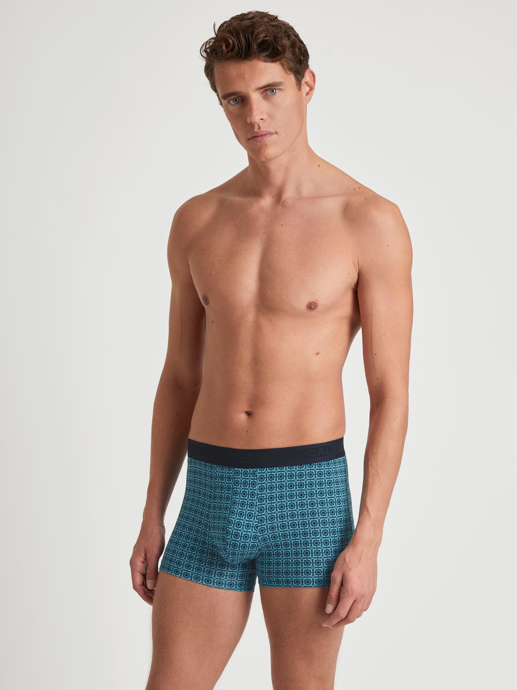 La modella / Il modello Uomo indossa Boxer brief in Cotone di colore Turchese, Motivo, della serie Grafic Cotton di CALIDA, Abbigliamento