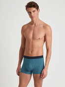 La modella / Il modello Uomo indossa Boxer brief in Cotone di colore Turchese, Motivo, della serie Grafic Cotton di CALIDA, Abbigliamento