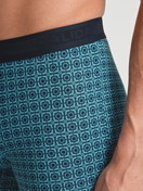 La modella / Il modello Uomo indossa Boxer brief in Cotone di colore Turchese, Motivo, della serie Grafic Cotton di CALIDA, Dettaglio