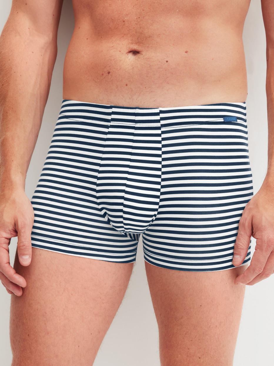 Herren-Model trägt Boxer Brief aus Baumwolle in Blau, Gestreift aus Serie Grafic Cotton von CALIDA, Vorderansicht