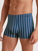 Herren-Model trägt Boxer Brief aus Baumwolle in Blau, Gestreift aus Serie Grafic Cotton von CALIDA, Vorderansicht