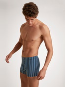 Herren-Model trägt Boxer Brief aus Baumwolle in Blau, Gestreift aus Serie Grafic Cotton von CALIDA, Vorderansicht, Outfit