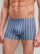 Herren-Model trägt Boxer Brief aus Pima® Baumwolle in Blau, Gestreift aus Serie Grafic Cotton von CALIDA, Vorderansicht