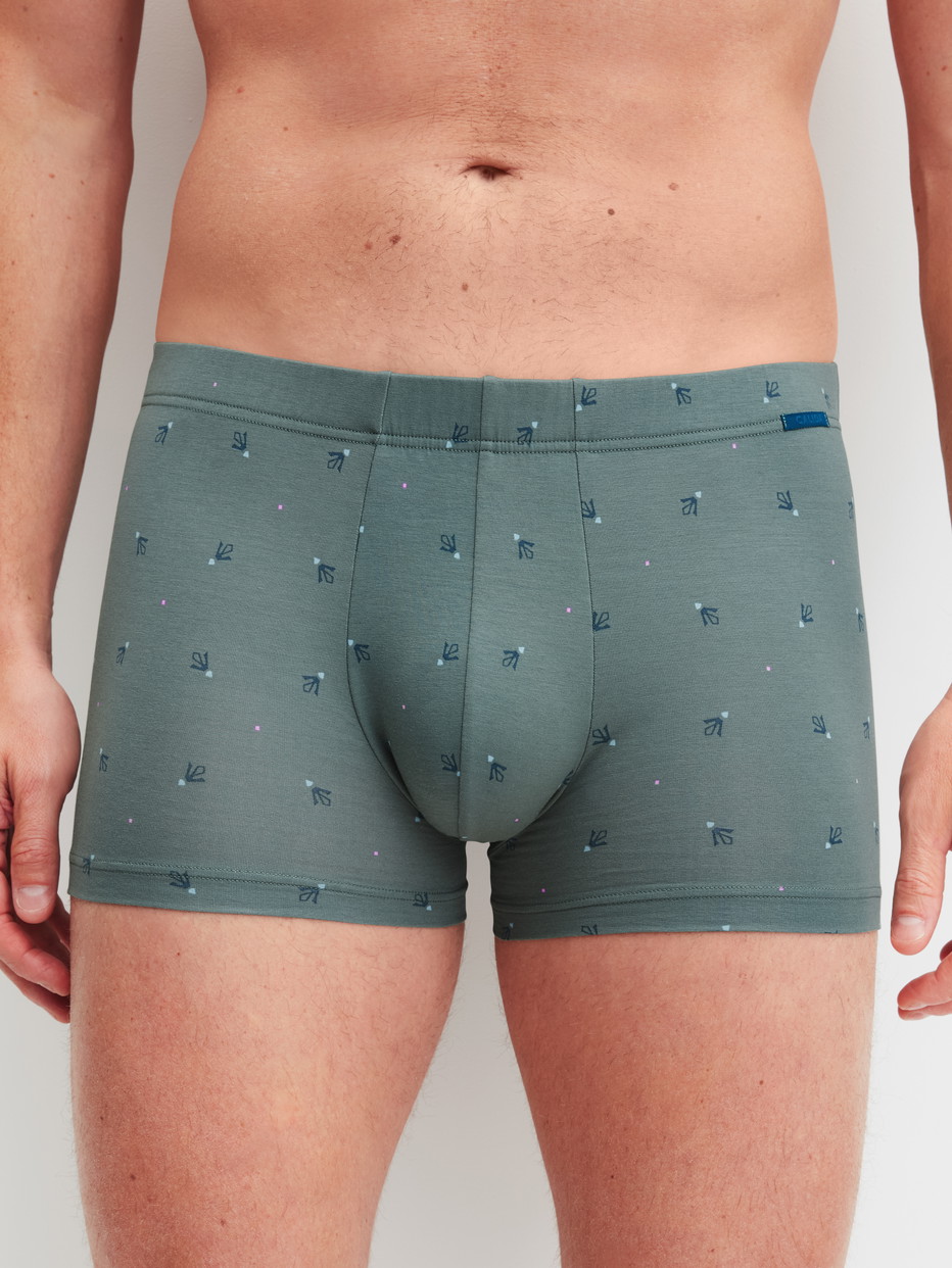 Herren-Model trägt Boxer Brief aus Baumwolle in Grün, Gemustert aus Serie Grafic Cotton von CALIDA, Vorderansicht