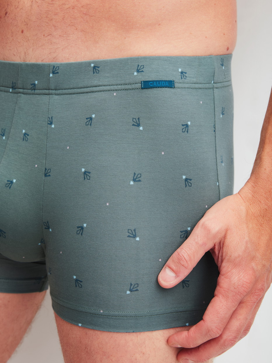 Herren-Model trägt Boxer Brief aus Baumwolle in Grün, Gemustert aus Serie Grafic Cotton von CALIDA, Detail