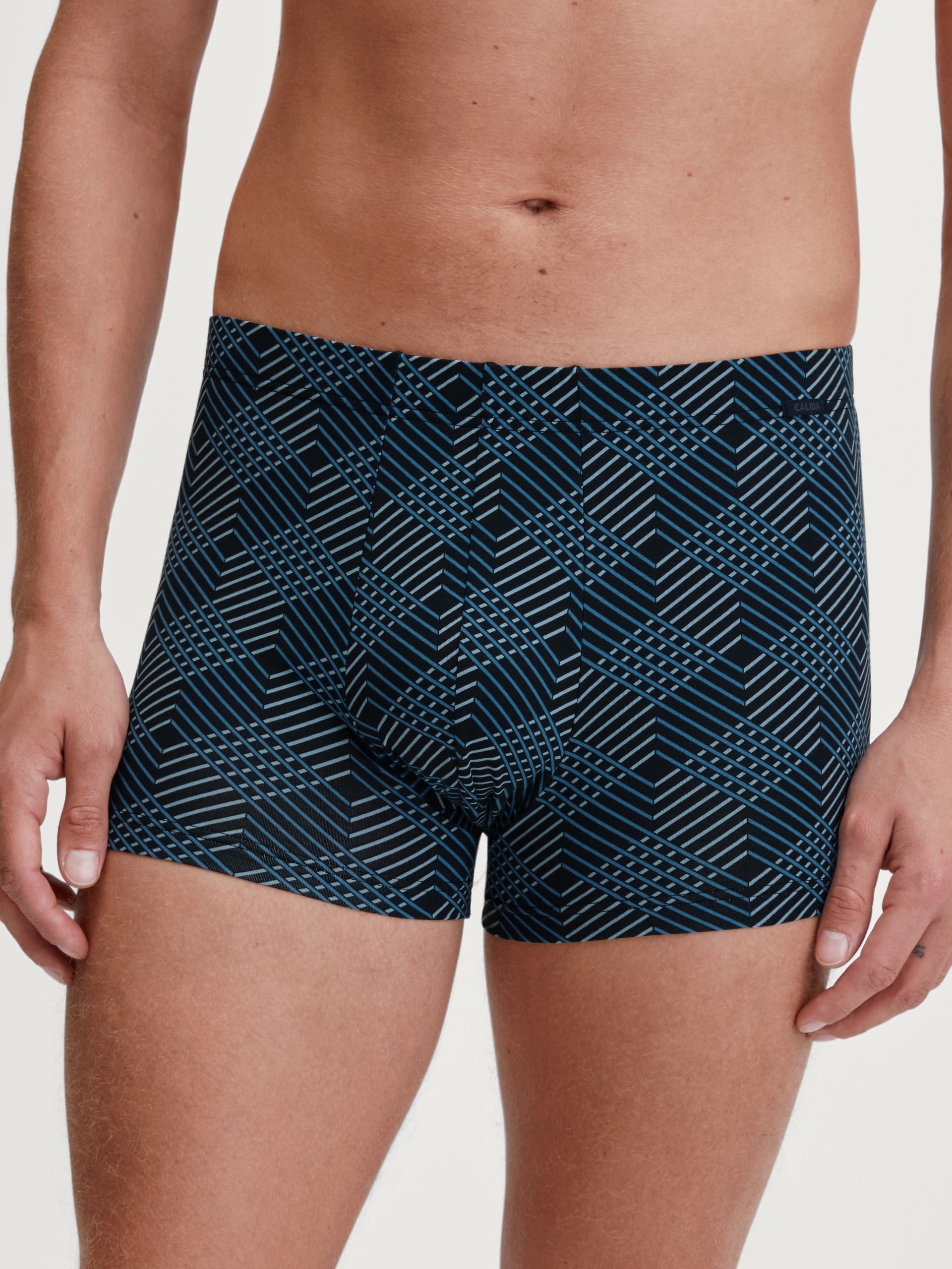 Le mannequin Homme porte le/la Boxer brief en Coton de couleur Noir, À motifs, de la série Grafic Cotton de CALIDA, Vue de face
