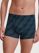 La modella / Il modello Uomo indossa Boxer brief in Cotone di colore Nero, Modello, della serie Grafic Cotton di CALIDA, Vista frontale