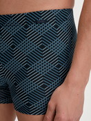 La modella / Il modello Uomo indossa Boxer brief in Cotone di colore Nero, Modello, della serie Grafic Cotton di CALIDA, Dettaglio