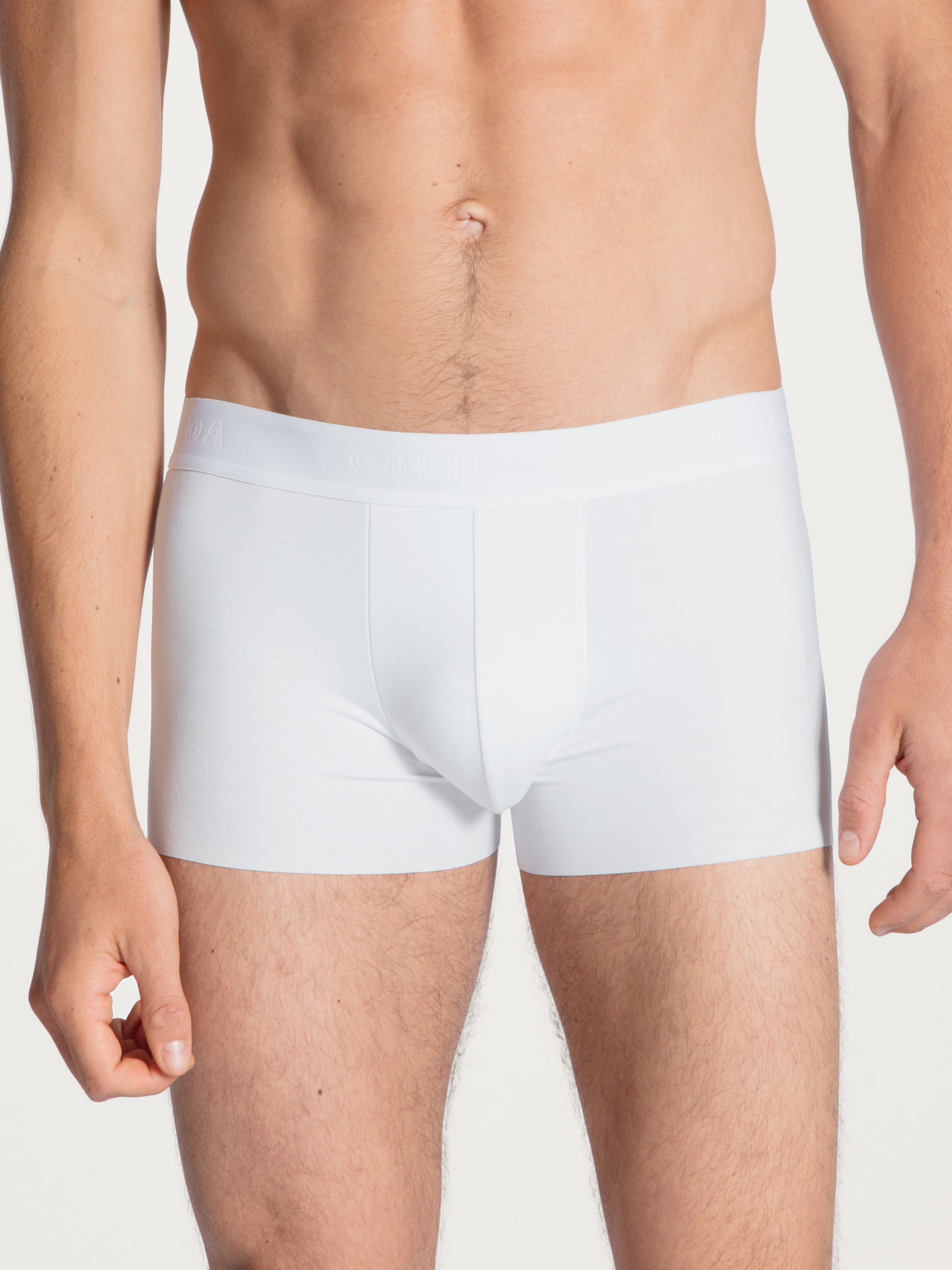 Le mannequin Homme porte le/la Boxer brief avec ceinture élastique en Modal de couleur Blanc, Unicolore, de la série Clean Line de CALIDA, Vue de face