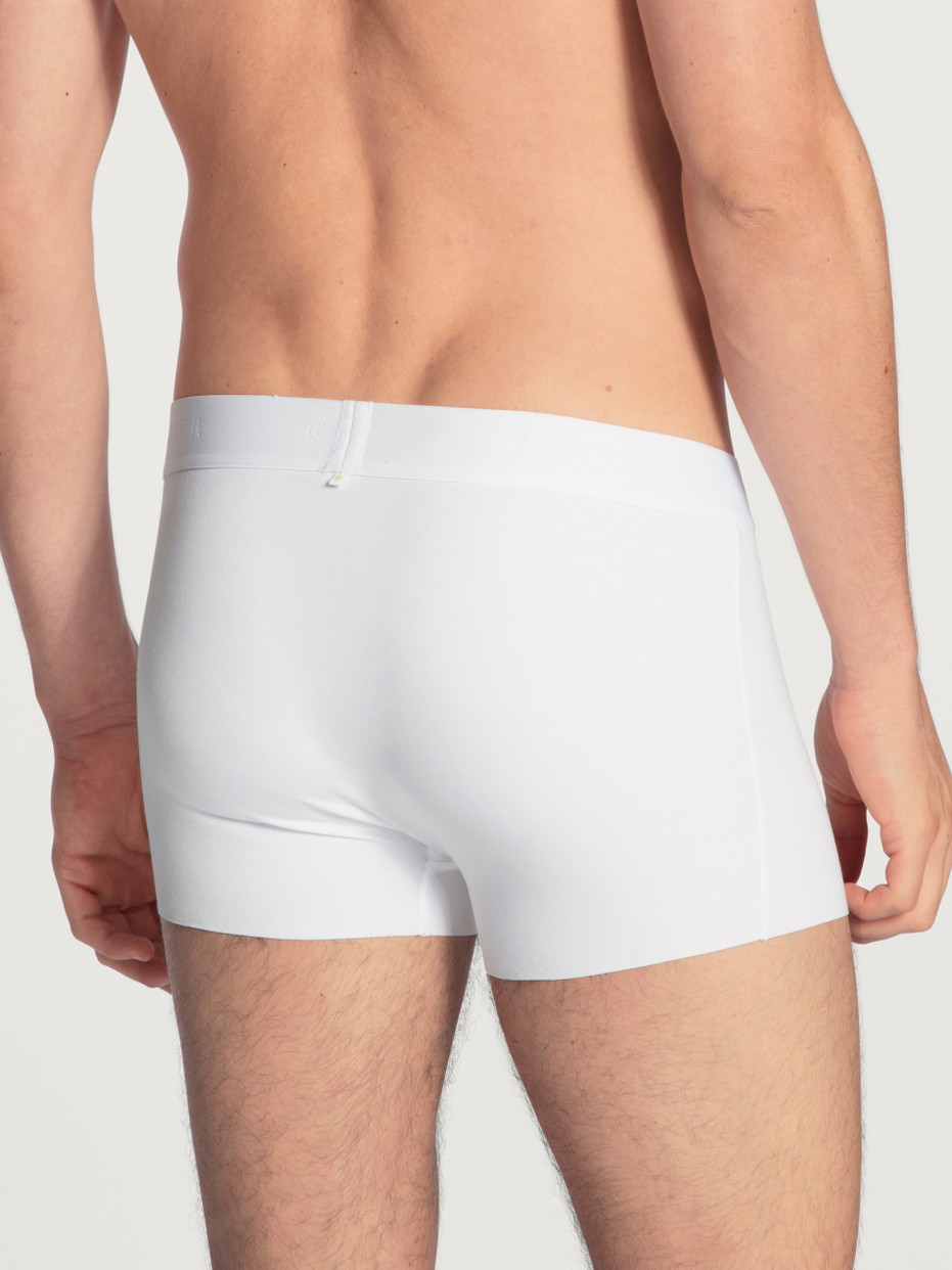 Herren-Model trägt Boxer Brief mit Softbund aus Modal in Weiß, Einfarbig aus Serie Clean Line von CALIDA, Rückansicht