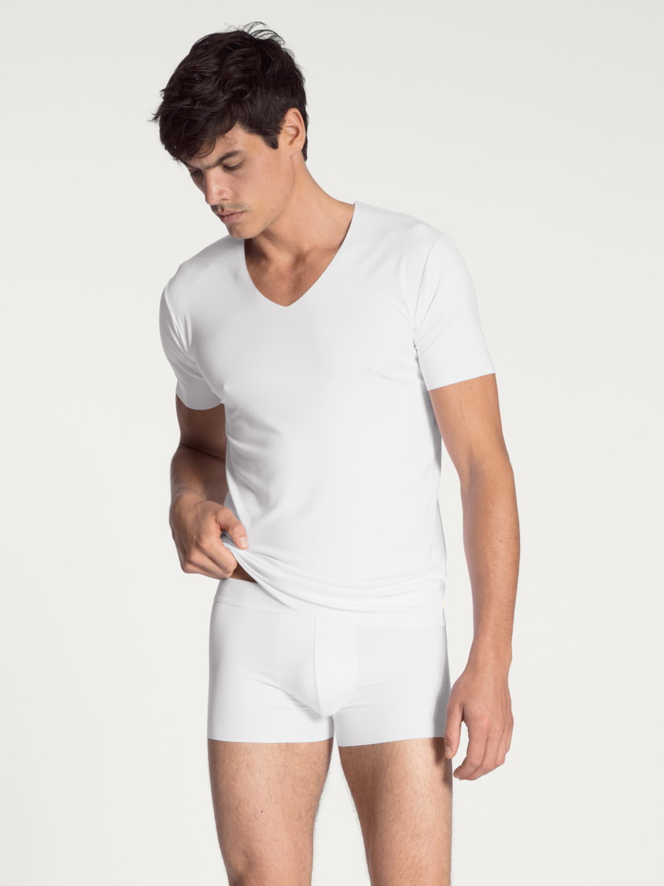 Herren-Model trägt Boxer Brief mit Softbund aus Modal in Weiß, Einfarbig aus Serie Clean Line von CALIDA, Outfit, Vorderansicht