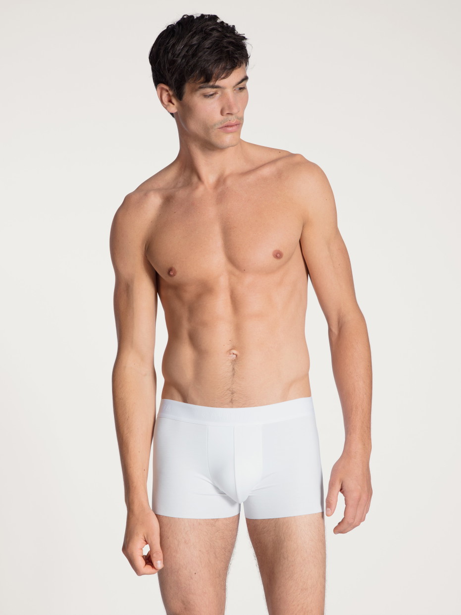 Herren-Model trägt Boxer Brief mit Softbund aus Modal in Weiß, Einfarbig aus Serie Clean Line von CALIDA, Outfit, Vorderansicht