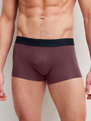 Herren-Model trägt Boxer Brief mit Softbund aus Modal in Rot, Einfarbig aus Serie Clean Line von CALIDA, Vorderansicht