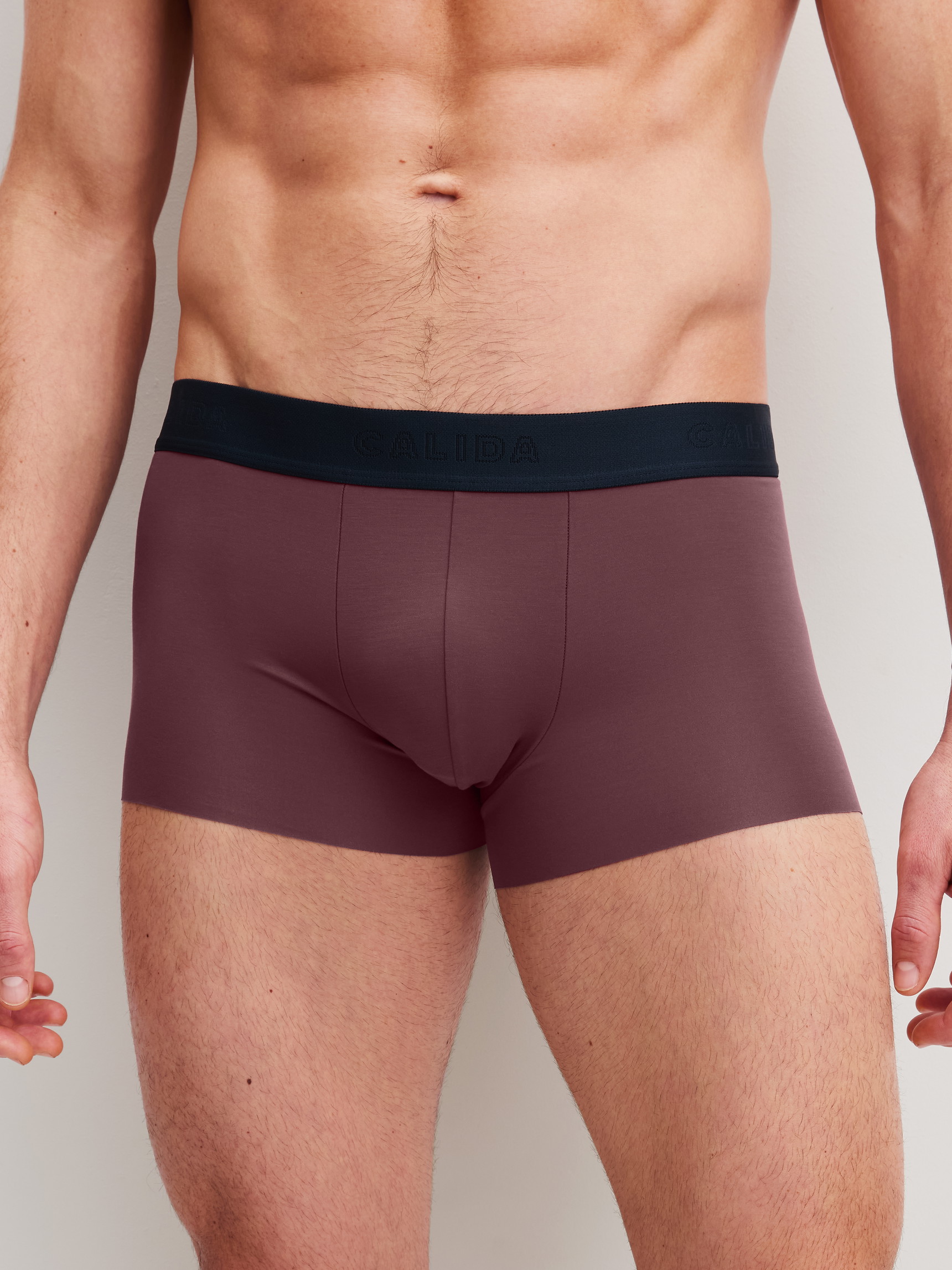 Le mannequin Homme porte le/la Boxer brief avec ceinture élastique en Modal de couleur Rouge, Unicolore, de la série Clean Line de CALIDA, Vue de face