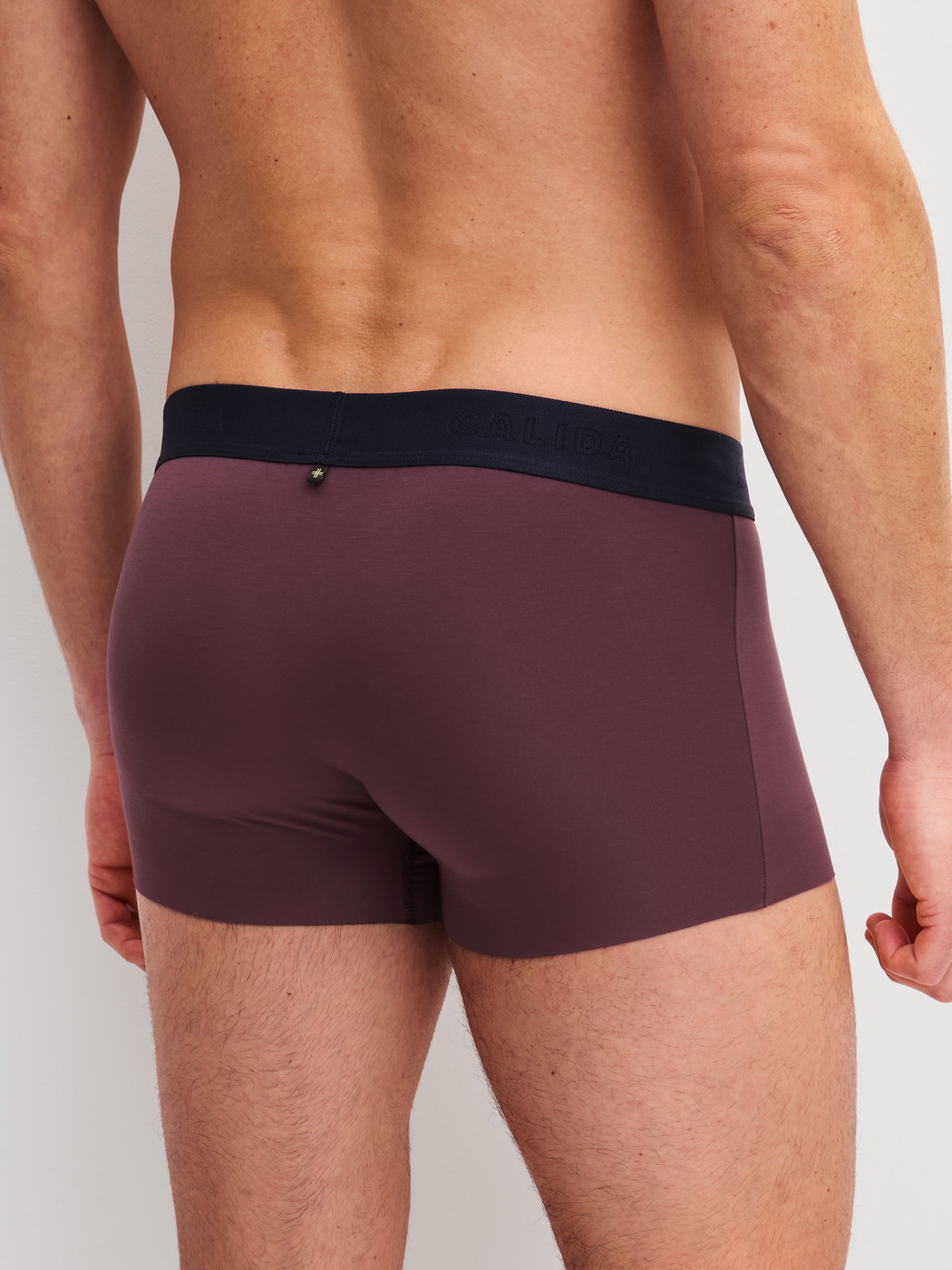 Herren-Model trägt Boxer Brief mit Softbund aus Modal in Rot, Einfarbig aus Serie Clean Line von CALIDA, Rückansicht