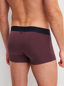Herren-Model trägt Boxer Brief mit Softbund aus Modal in Rot, Einfarbig aus Serie Clean Line von CALIDA, Rückansicht