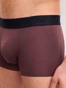 Herren-Model trägt Boxer Brief mit Softbund aus Modal in Rot, Einfarbig aus Serie Clean Line von CALIDA, Detail