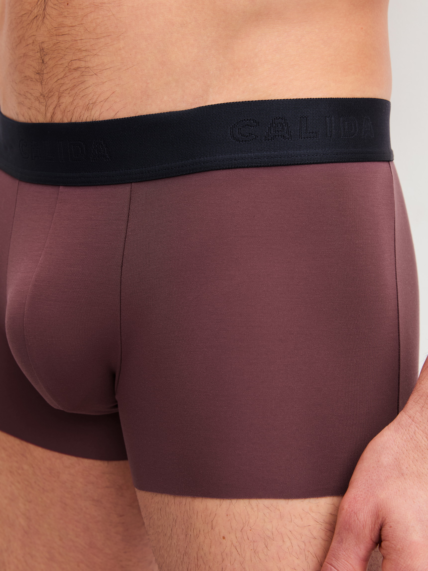 Le mannequin Homme porte le/la Boxer brief avec ceinture élastique en Modal de couleur Rouge, Unicolore, de la série Clean Line de CALIDA, Détail
