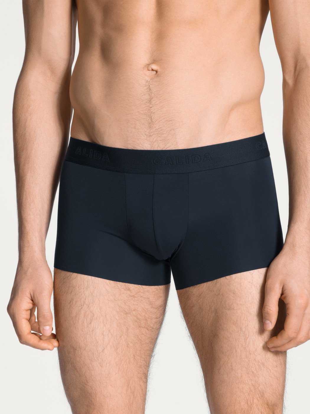 Herren-Model trägt Boxer Brief mit Softbund aus Modal in Blau, Einfarbig aus Serie Clean Line von CALIDA, Vorderansicht