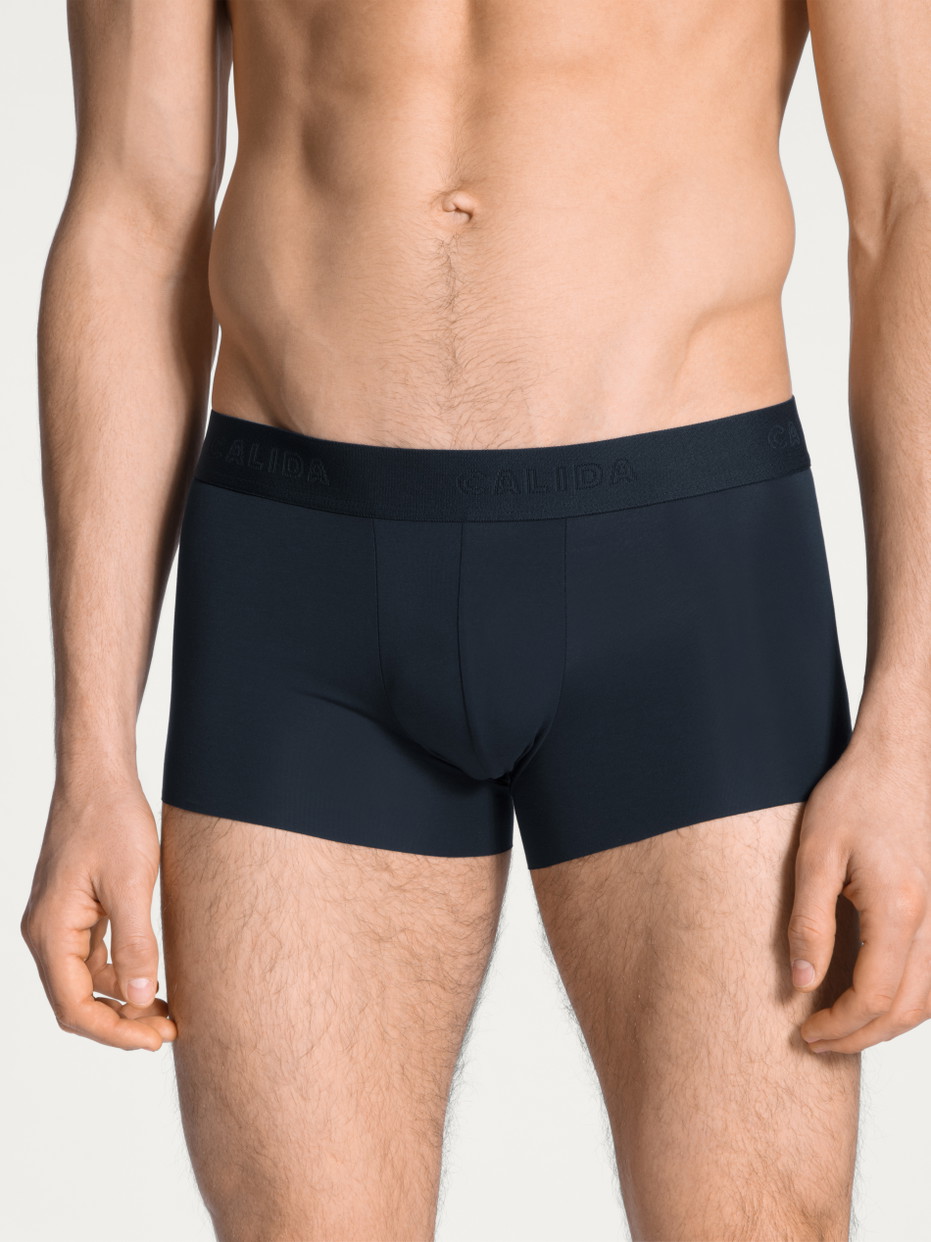 Herren-Model trägt Boxer Brief mit Softbund aus Modal in Blau, Einfarbig aus Serie Clean Line von CALIDA, Vorderansicht