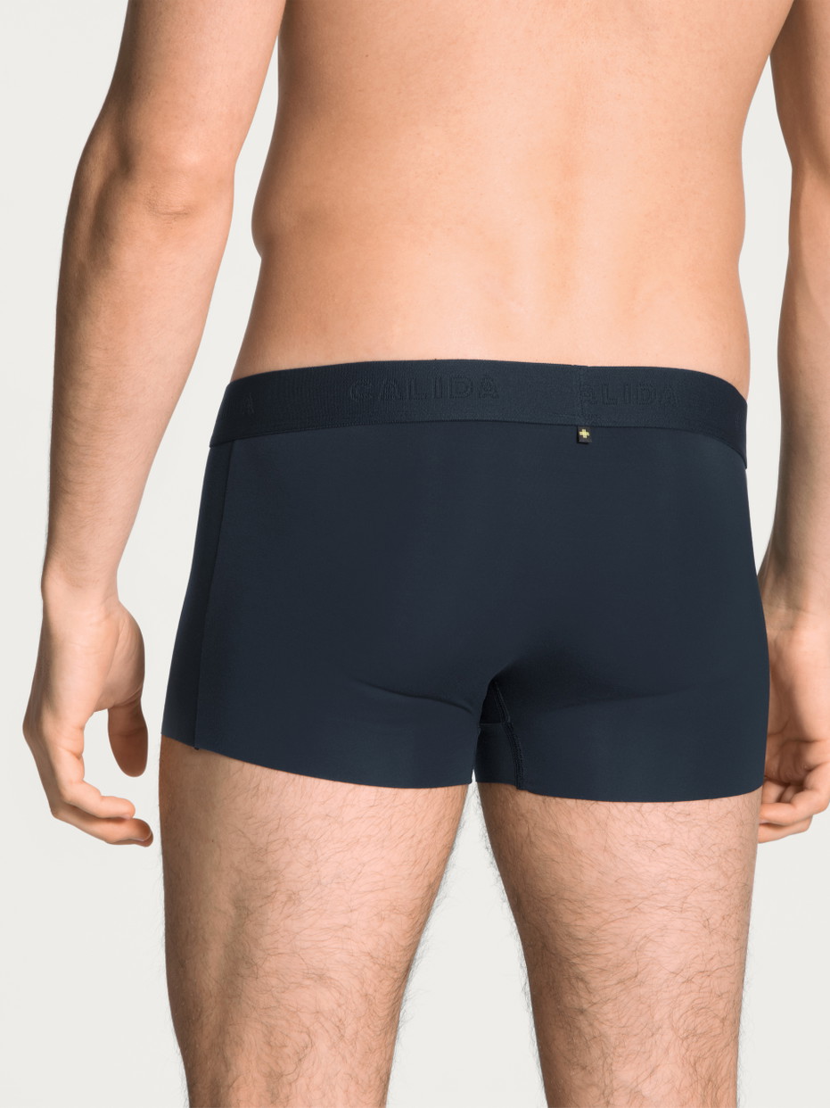 Herren-Model trägt Boxer Brief mit Softbund aus Modal in Blau, Einfarbig aus Serie Clean Line von CALIDA, Rückansicht