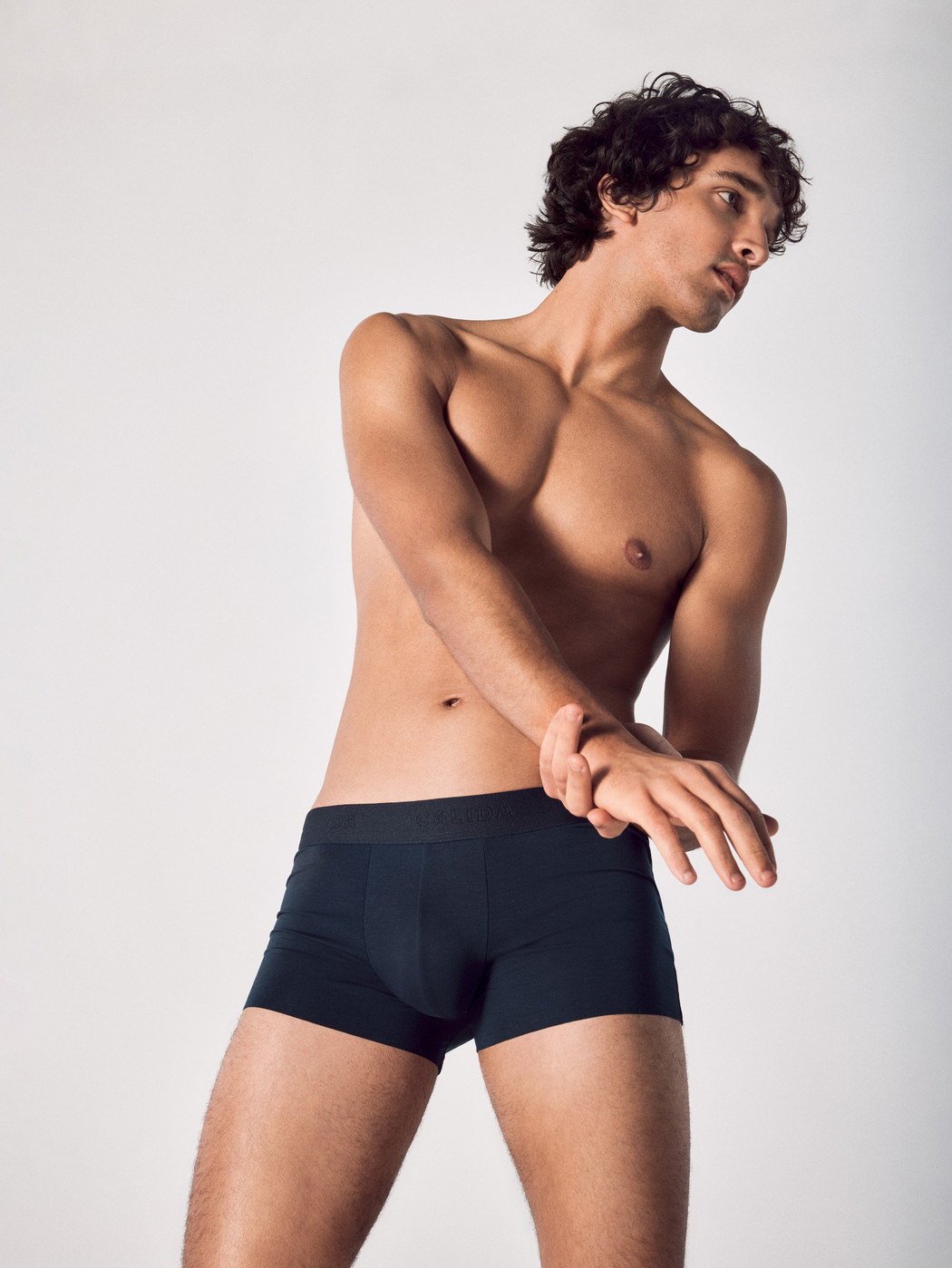 Herren-Model trägt Boxer Brief mit Softbund aus Modal in Blau, Einfarbig aus Serie Clean Line von CALIDA, Vorderansicht